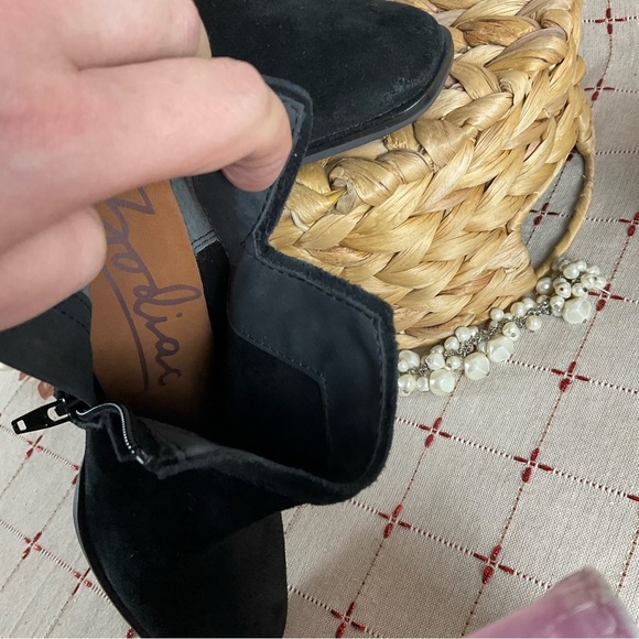 Zodiac “Larsen” Black Suede Ankle Boots Sz 6 Arch Support Comfy Booties NWOB - Picture 9 of 9